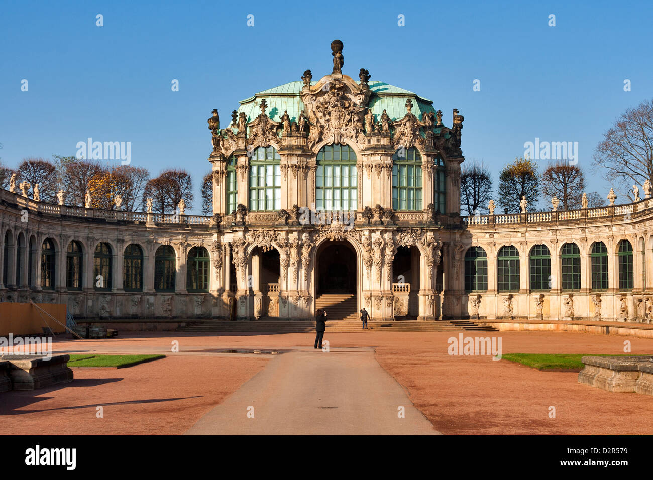 I turisti di visitare Palazzo Zwinger a Dresda, in Germania. Foto Stock