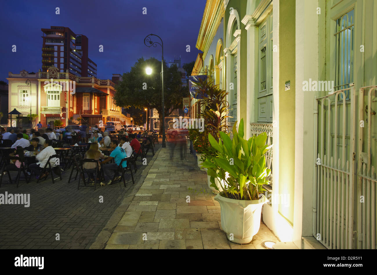 Persone di mangiare in ristoranti esterni in Praca Sao Sebastiao (St. Sebastian Square) al tramonto, Manaus, Amazonas, Brasile Foto Stock