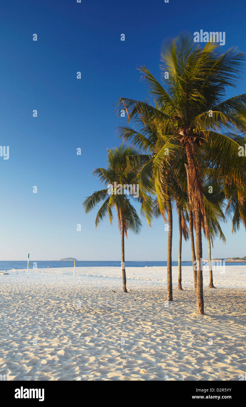 Sulla spiaggia di Copacabana, Rio de Janeiro, Brasile, Sud America Foto Stock