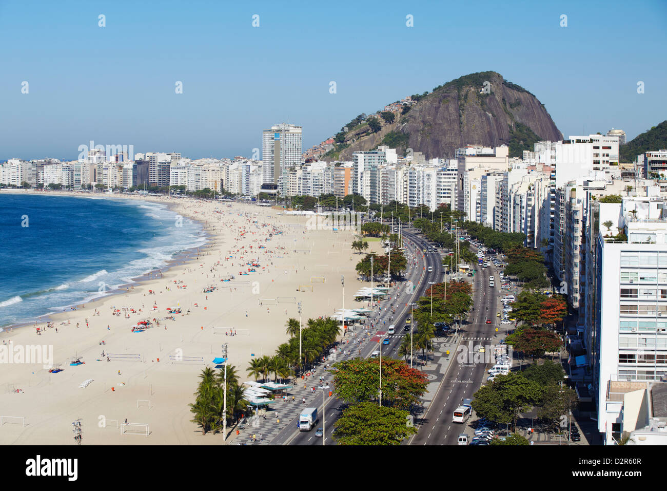 Vista della spiaggia di Copacabana e Avenida Atlantica, Copacabana, Rio de Janeiro, Brasile, Sud America Foto Stock