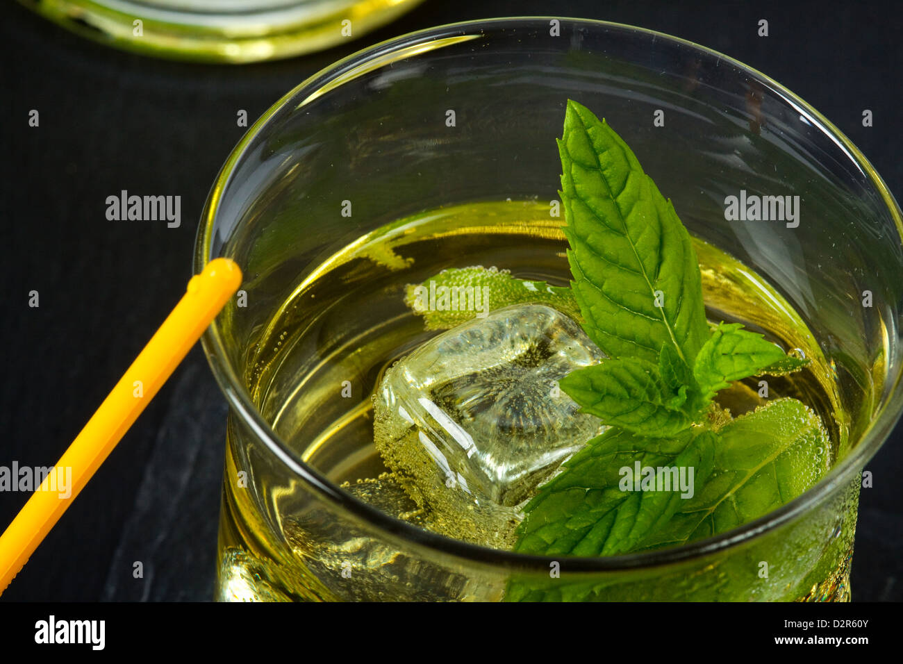 Apple-menta tè freddo in vetro Foto Stock