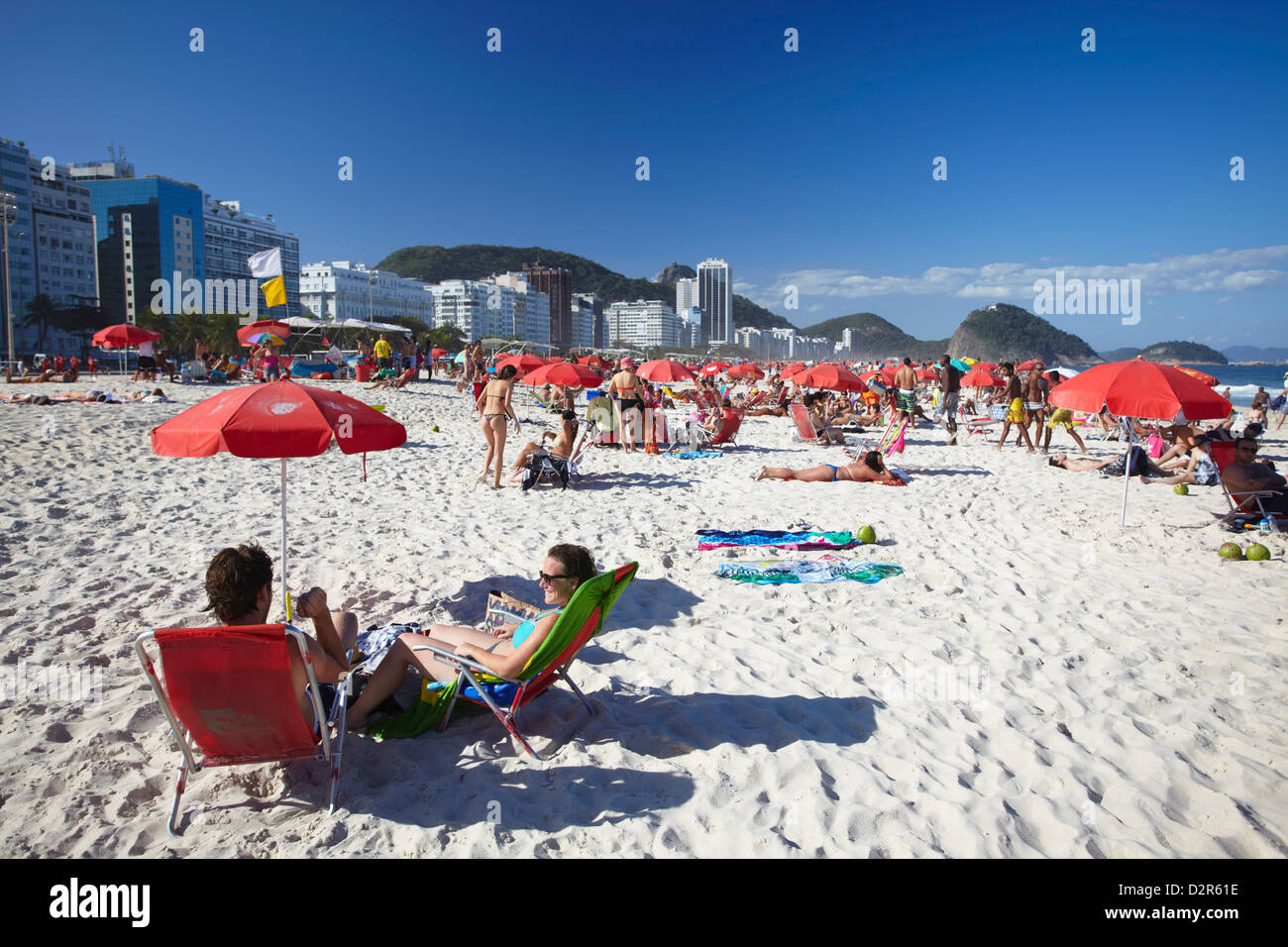 Sulla spiaggia di Copacabana, Rio de Janeiro, Brasile, Sud America Foto Stock