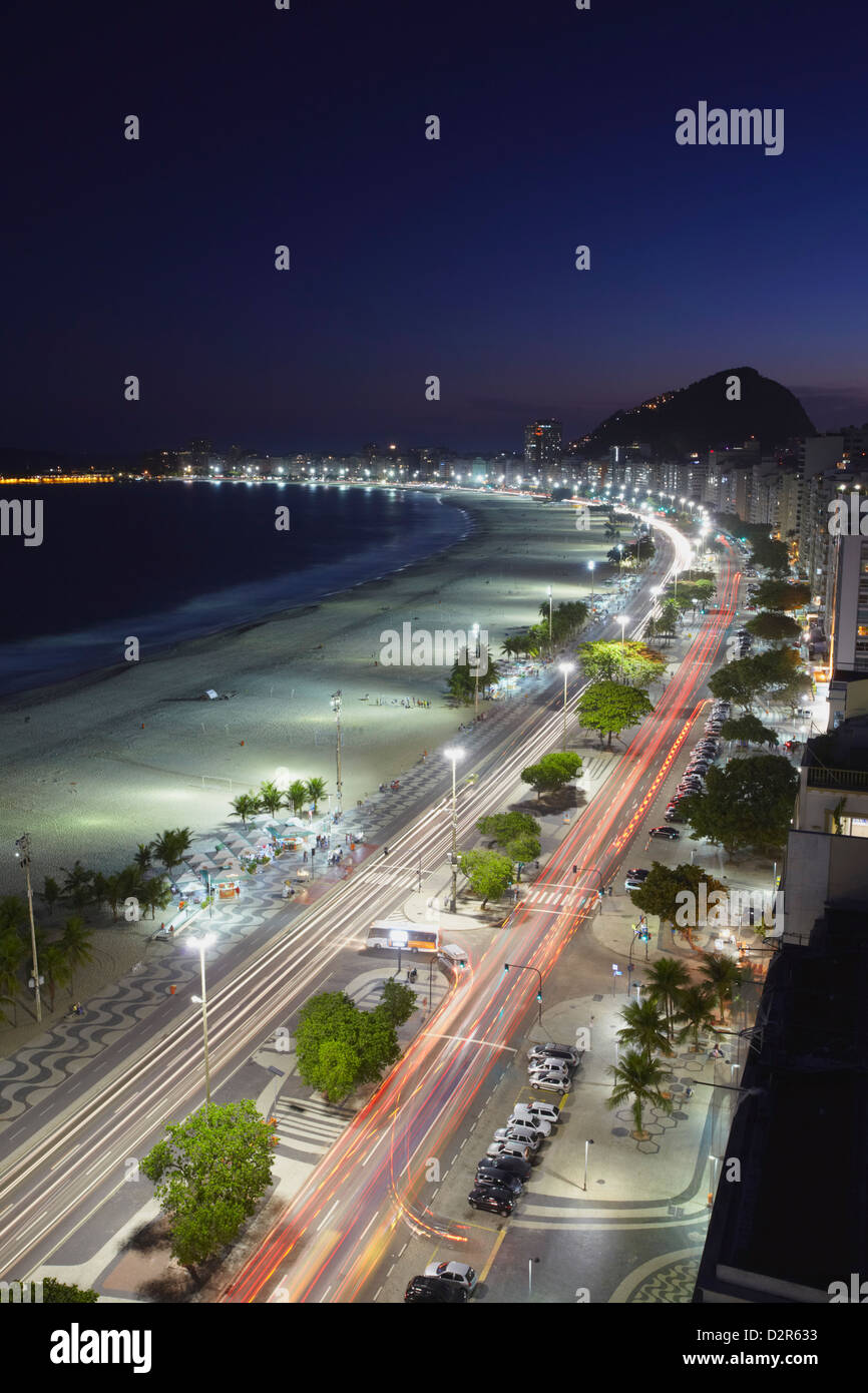 Vista della spiaggia di Copacabana e Avenida Atlantica al crepuscolo, Copacabana, Rio de Janeiro, Brasile, Sud America Foto Stock