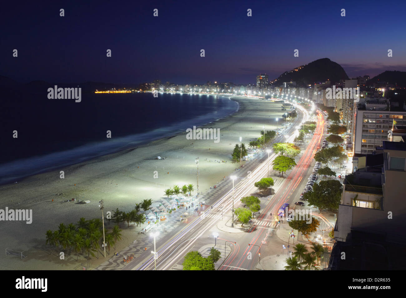 Vista della spiaggia di Copacabana e Avenida Atlantica al crepuscolo, Copacabana, Rio de Janeiro, Brasile, Sud America Foto Stock