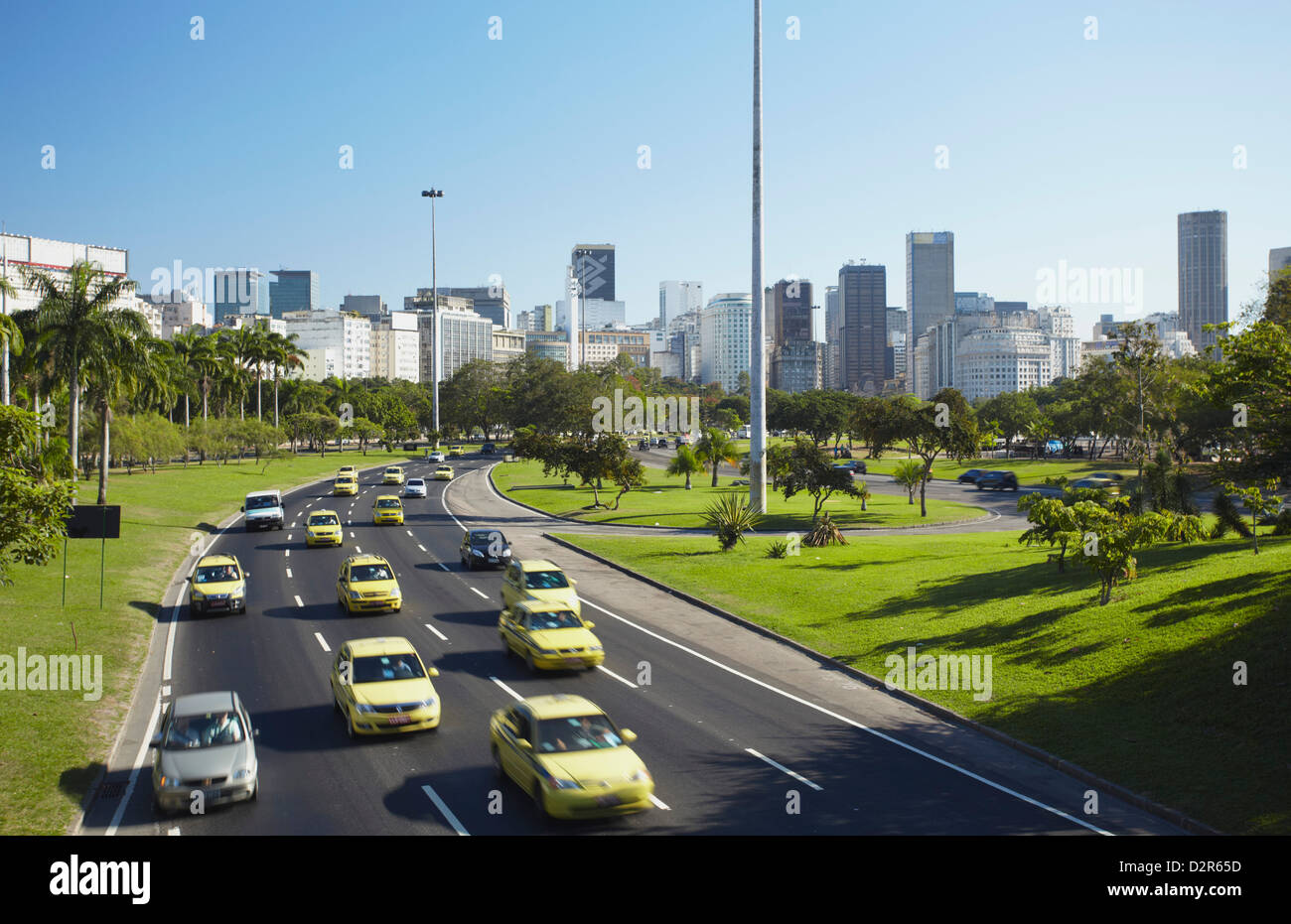 Il traffico che passa attraverso il Parque do Flamengo, Catete, Rio de Janeiro, Sud America Foto Stock