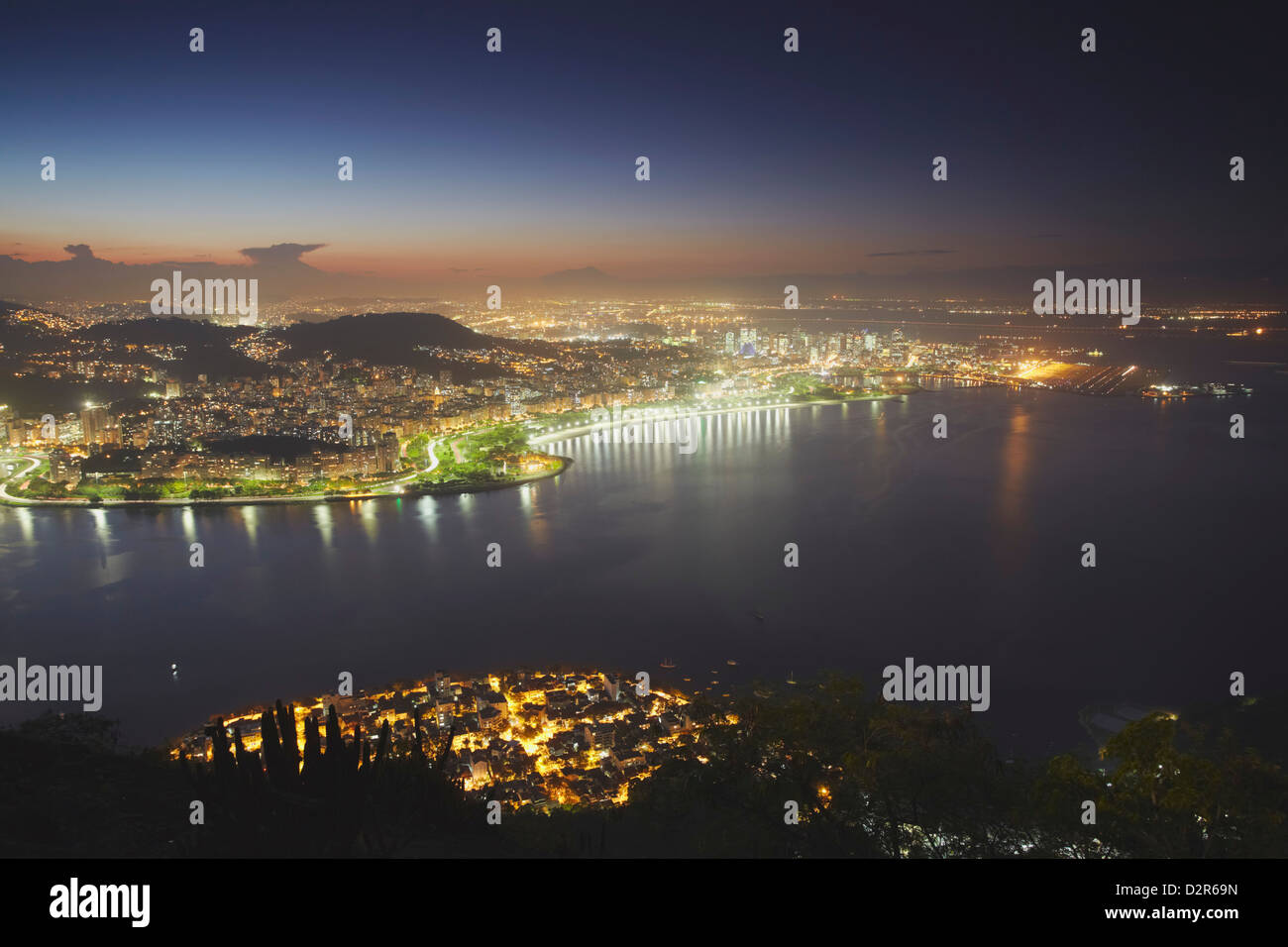 Vista di Urca, Flamengo e Centro al tramonto, Rio de Janeiro, Brasile, Sud America Foto Stock