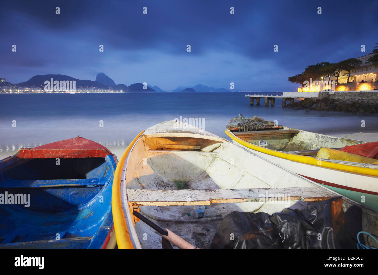 Barche di pescatori sulla spiaggia di Copacabana al crepuscolo, Rio de Janeiro, Brasile, Sud America Foto Stock