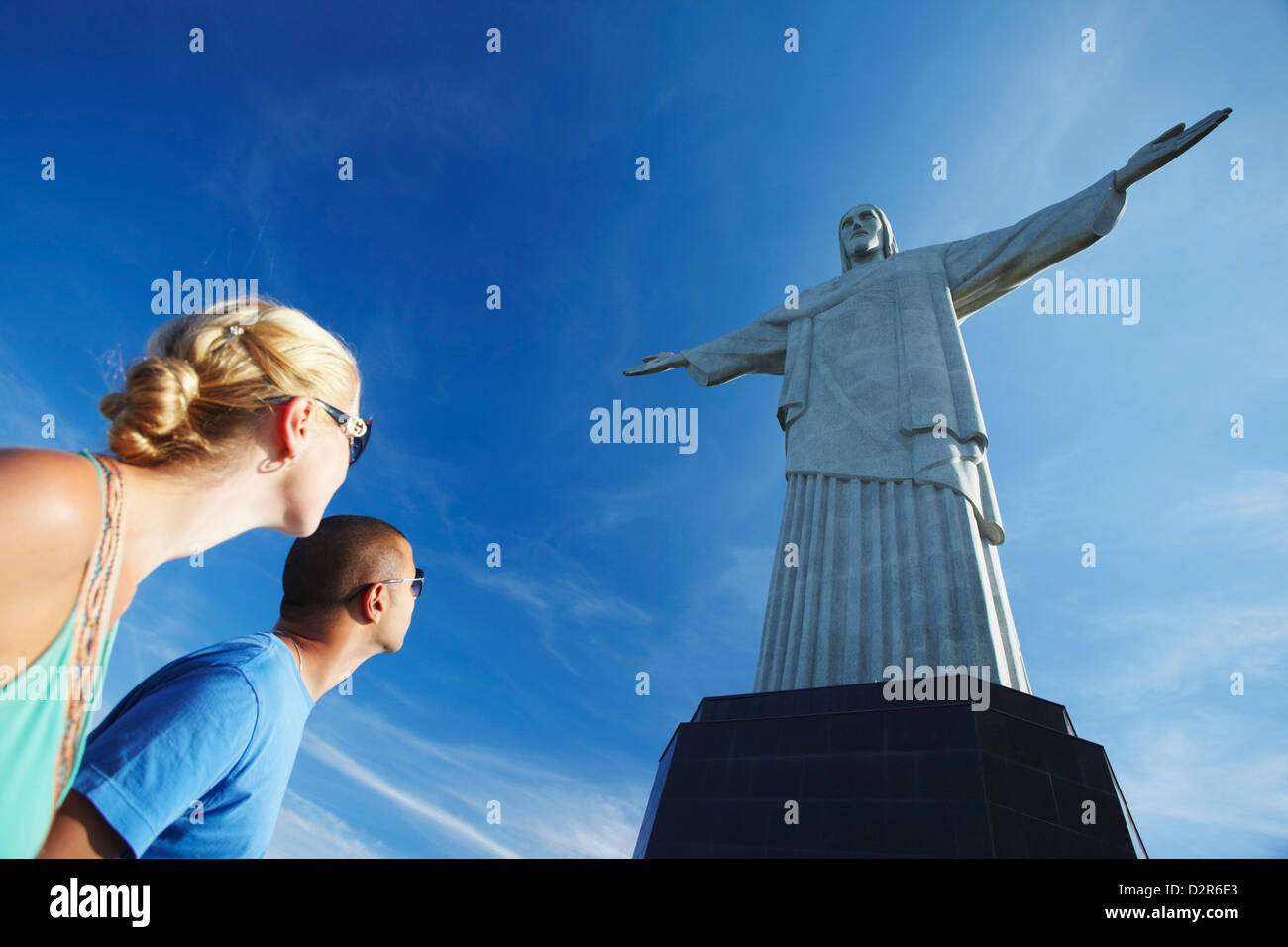 Coppia al Cristo Redentore statua (Cristo Redentor), Corcovado Rio de Janeiro, Brasile, Sud America Foto Stock
