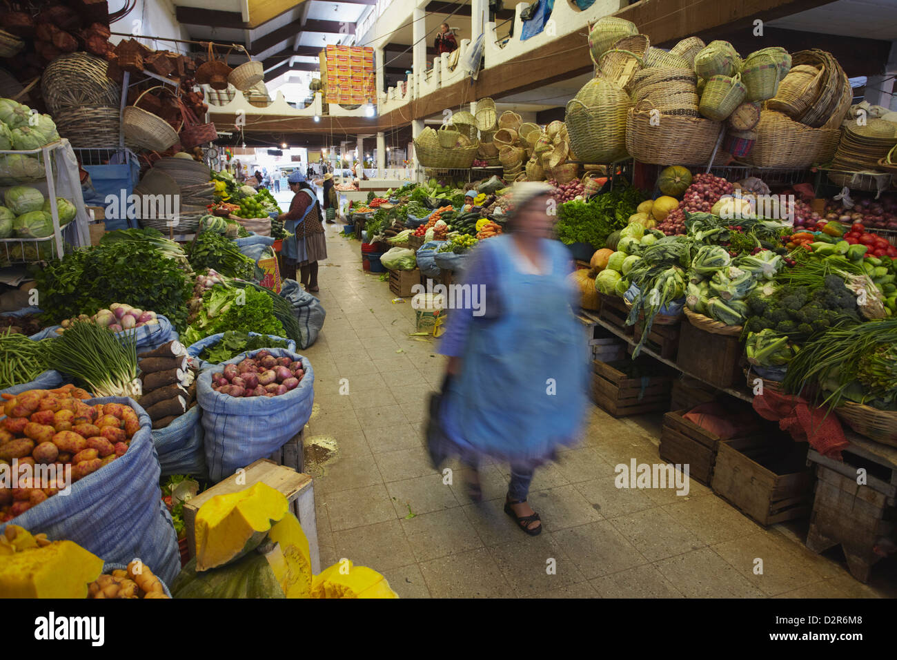Donna che cammina attraverso il mercato, Sucre, Sito Patrimonio Mondiale dell'UNESCO, Bolivia, Sud America Foto Stock