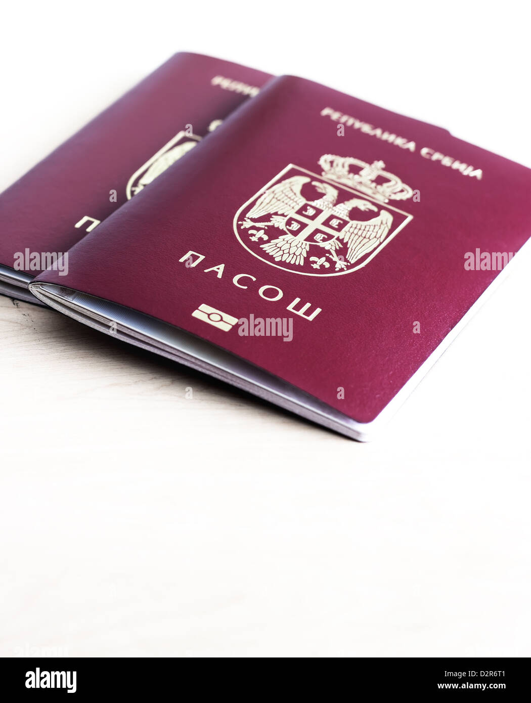 Nuovo passaporto serbo sul tavolo Foto Stock