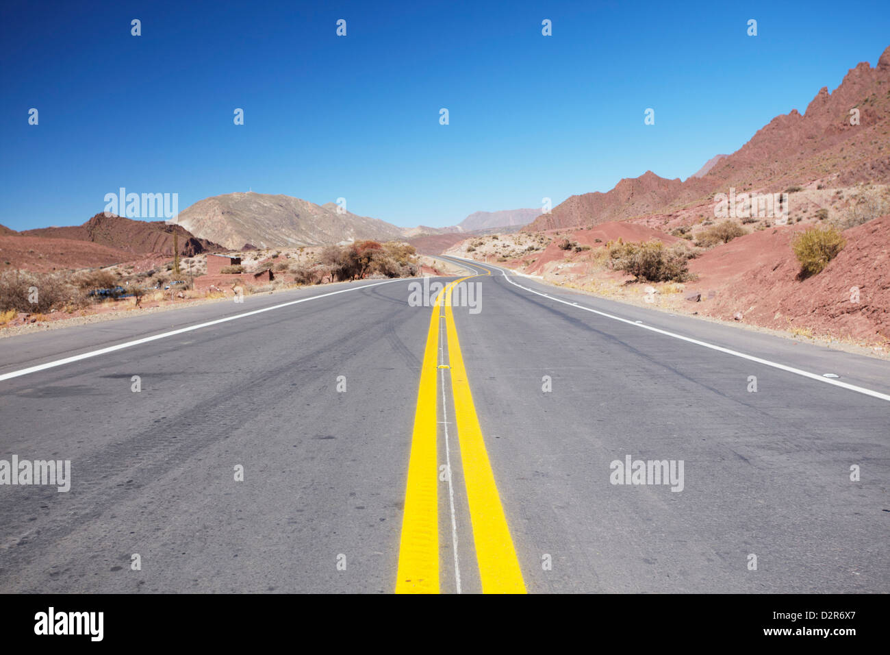 Strada nel Altiplano, dipartimento di Potosi, Bolivia, Sud America Foto Stock