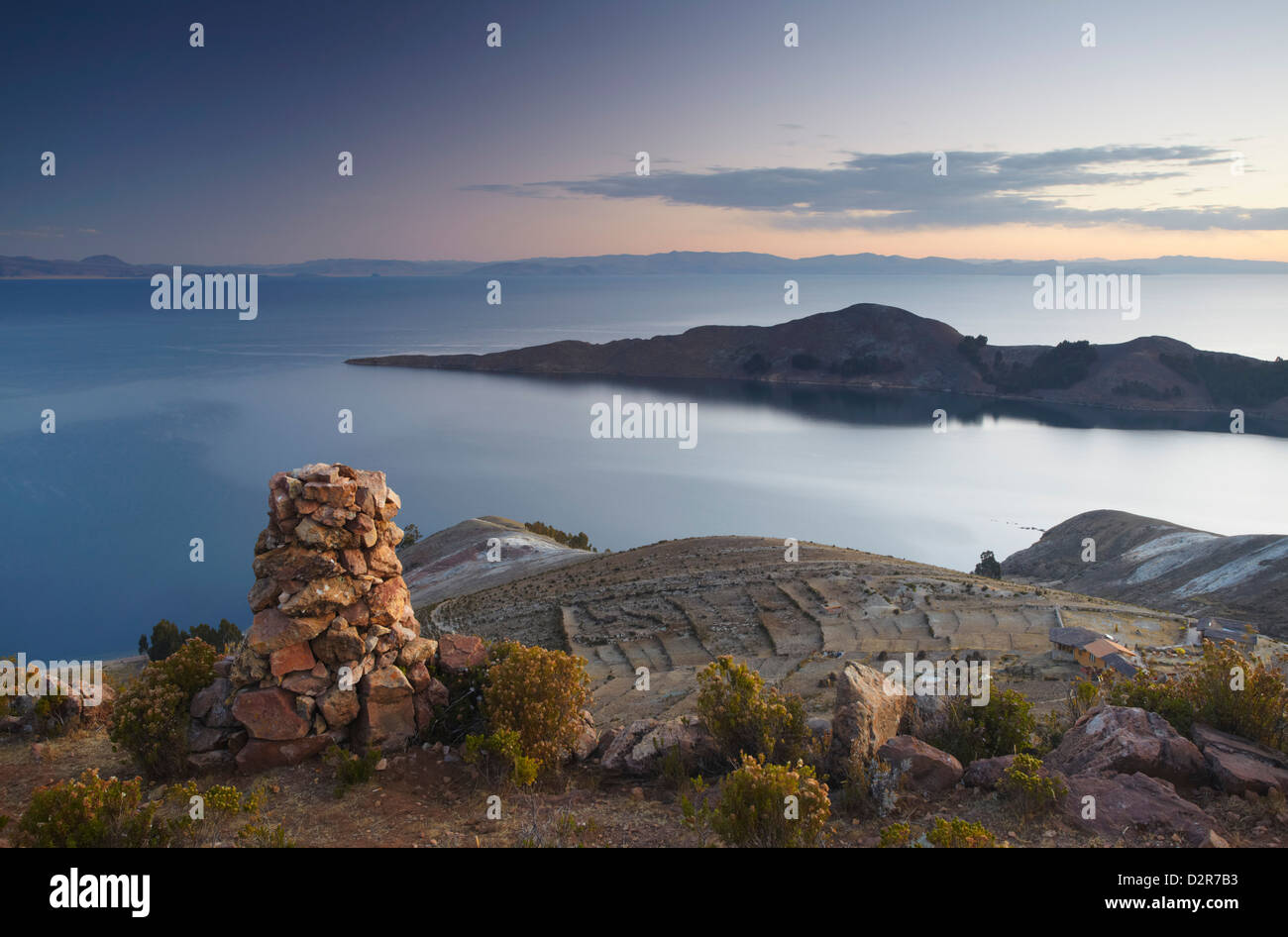 Pila di pietre di preghiera su Isla del Sol (Isola del Sole), il lago Titicaca, Bolivia, Sud America Foto Stock