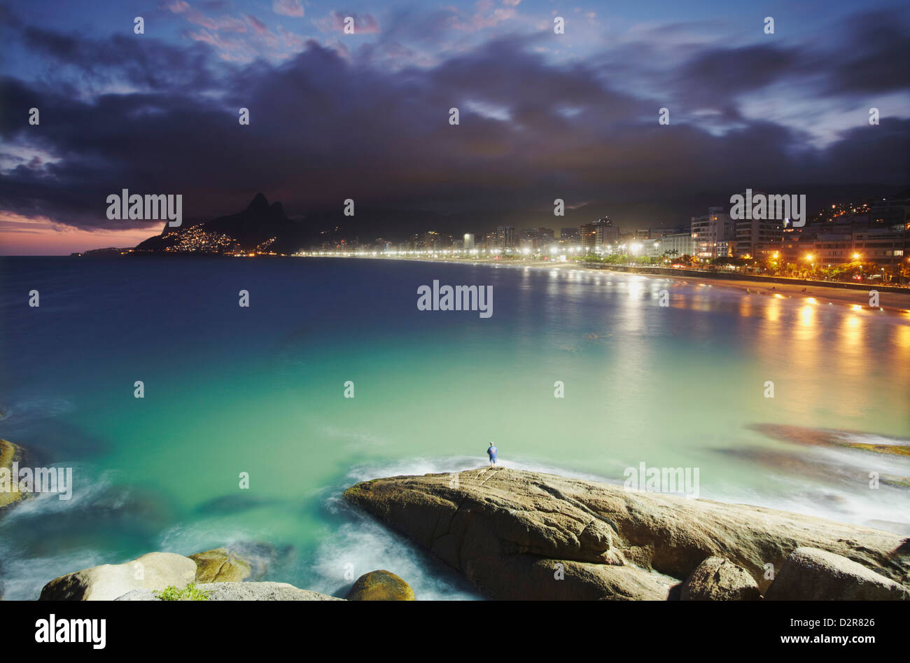 La spiaggia di Ipanema e Ponta do Aproador al tramonto, Rio de Janeiro, Brasile, Sud America Foto Stock