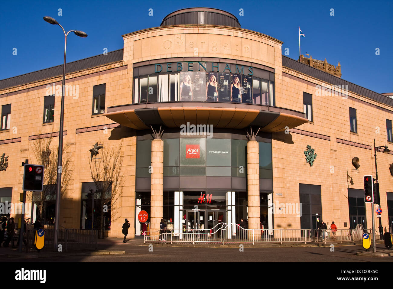 Overgate moderno centro commerciale la visualizzazione di nomi di società e di gennaio segni di vendita con lo sconto sui prezzi di windows a Dundee, Regno Unito Foto Stock