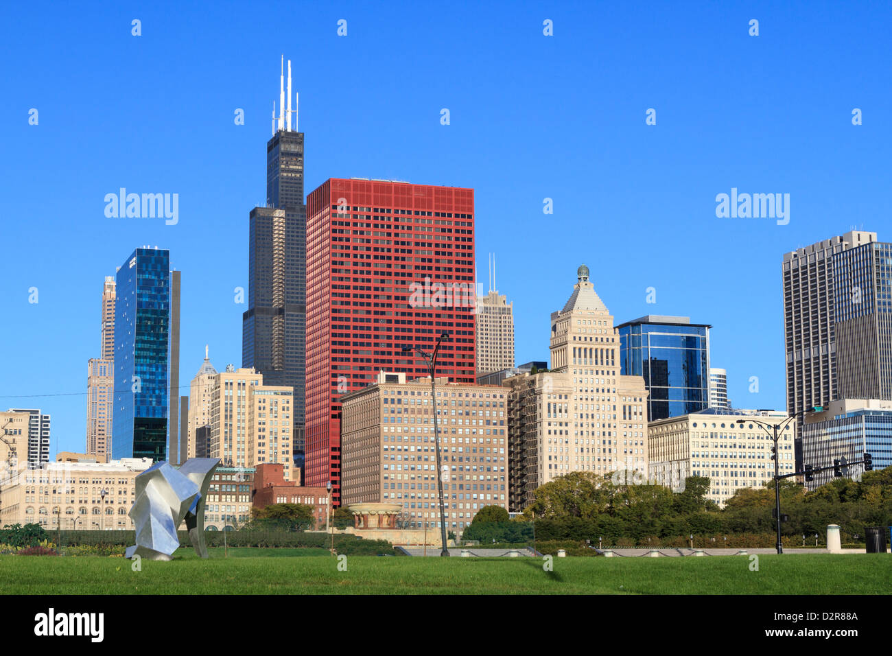 Alti edifici tra cui la Willis Tower, precedentemente noto come la Sears Tower da Grant Park, Chicago, Illinois, Stati Uniti d'America Foto Stock