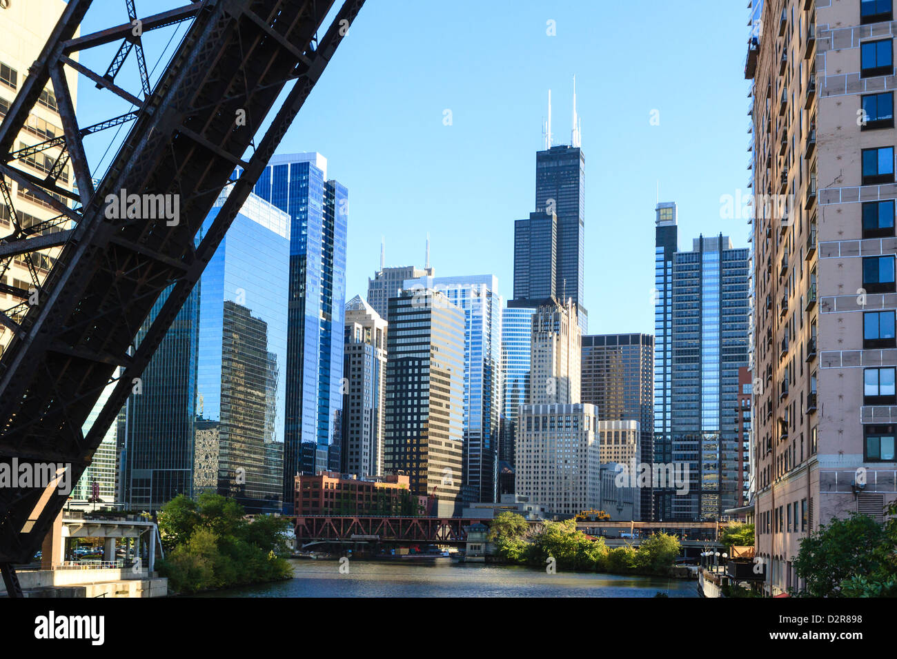 Chicago River e torri comprese le Willis Tower, con un rilievo in disuso rail bridge in primo piano, Chicago, Illinois, Stati Uniti d'America Foto Stock