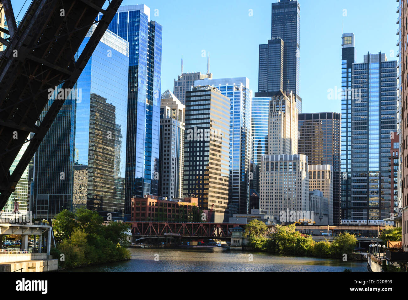 Chicago River e torri comprese le Willis Tower, con un rilievo in disuso rail bridge in primo piano, Chicago, Illinois, Stati Uniti d'America Foto Stock