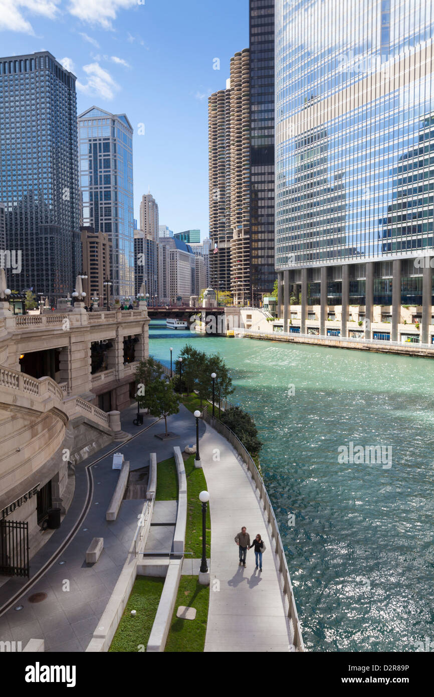 Torri di vetro lungo il fiume Chicago, Chicago, Illinois, Stati Uniti d'America, America del Nord Foto Stock