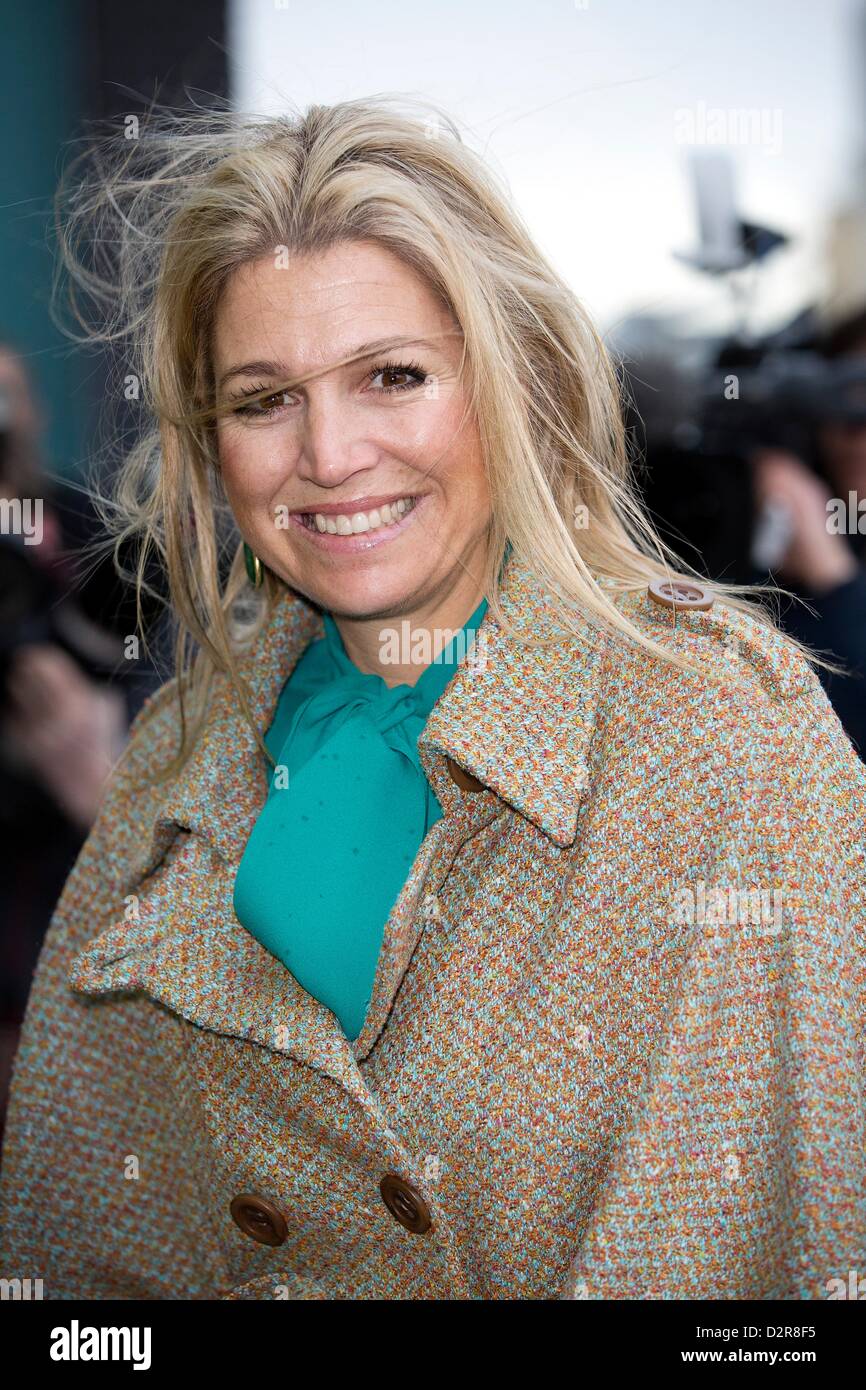 Arnhem, . Il 31 gennaio 2013. La principessa Maxima delle visite di un workshop del probation in Arnhem, , 31 gennaio 2013. Le persone con una comunità di servizio rifacimento di strumenti usati, con sono raccolti dalla fondazione Gered Gereedschap, per gli studenti di istruzione tecnica nei paesi in via di sviluppo. Foto: Patrick van Katwijk /dpa/Alamy Live News Foto Stock