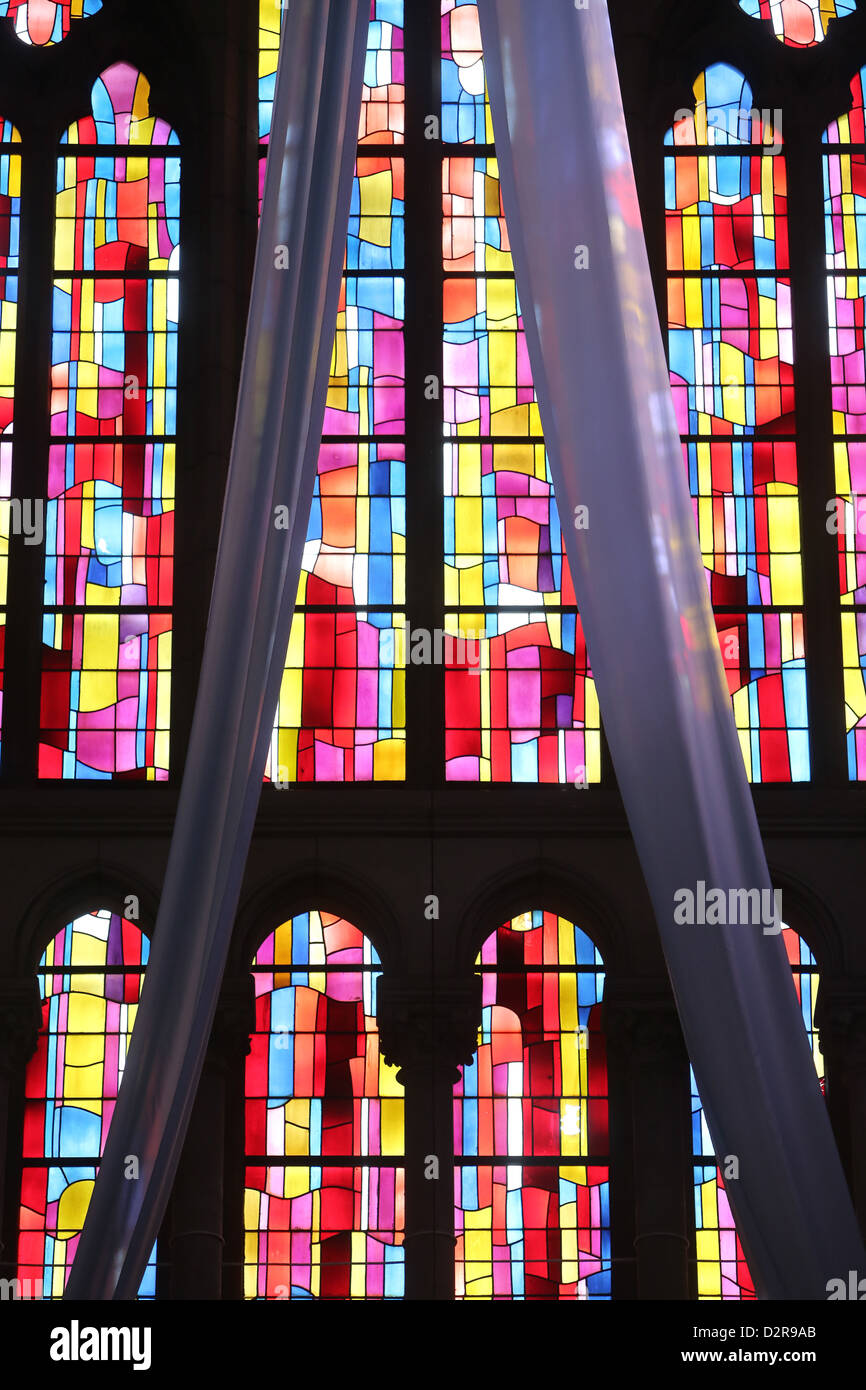 Le finestre di vetro macchiate, chiesa di Notre Dame du Perpetuel Secours, Parigi, Francia, Europa Foto Stock