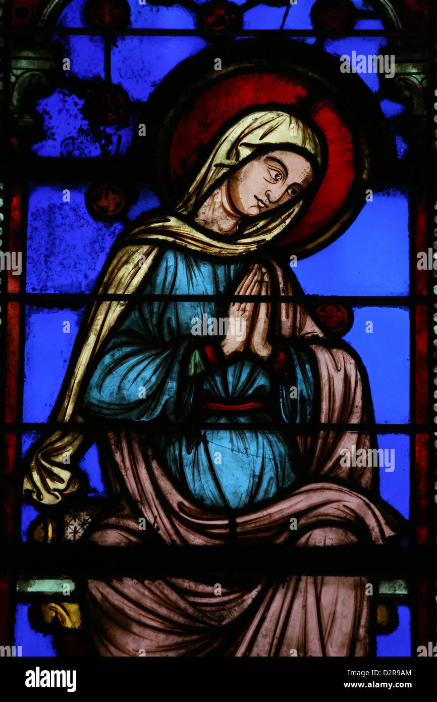 Vetrata raffigurante la Vergine Maria, la Santa Cappella (La Sainte-Chapelle), Parigi, Francia, Europa Foto Stock