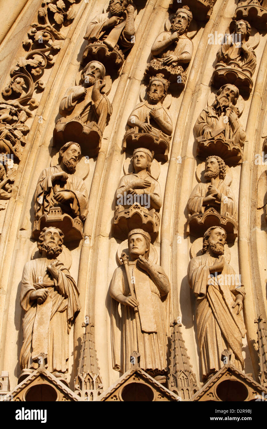 Dettaglio di sculture su arch della facciata occidentale, la cattedrale di Notre Dame, Paris, Francia, Europa Foto Stock