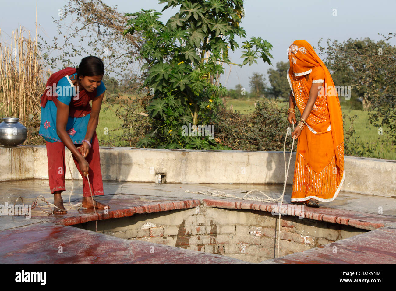 Le donne il recupero di acqua, Mathura, Uttar Pradesh, India, Asia Foto Stock
