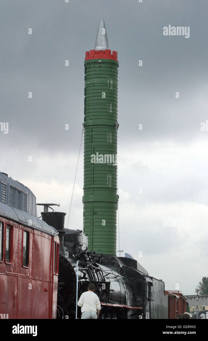 3 agosto 2006 - San Pietroburgo, Russia - Secondo le informazioni ufficiali da parte del Ministero della difesa della Russia, ferrovia militare missile complessi sono attualmente in fase di sviluppo e verrà visualizzato in Russia entro il 2020...â€oeRussiaâ€™s leadership politica ha preso la decisione di avviare lo sviluppo di una ferrovia militare missile complesso per il missile strategico forze della Russia, come una risposta alla minaccia la Comunità europea il sistema di difesa missilistica presente tra il 2018 e il 2020,â€ detto Igor Korotchenko, editor-in-chief del Natsionalnaya Oborona (Difesa Nazionale)magazine e direttore del Foto Stock