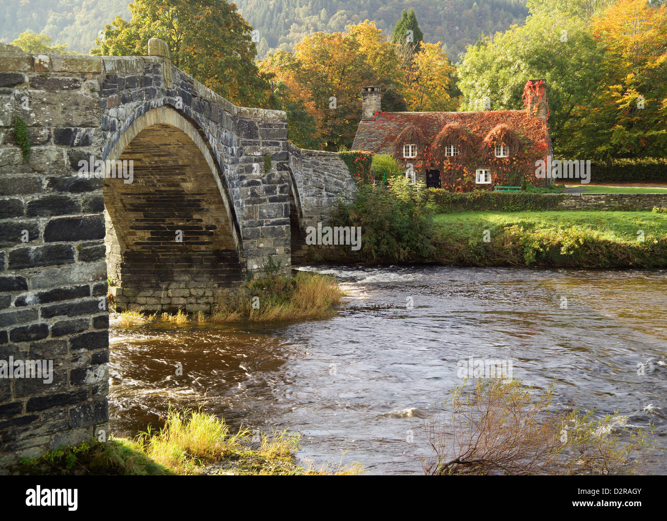 Cottage e Inigo Jones Bridge Llanrwst Gwynedd in Galles Foto Stock