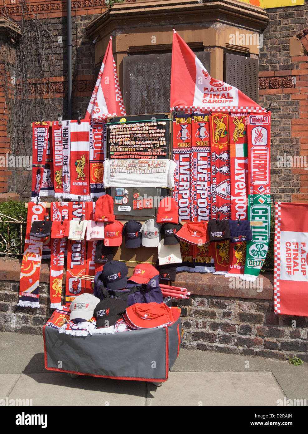 Street bancarella vendendo il Liverpool Football Club negozio di souvenir Anfield Liverpool Merseyside England Foto Stock