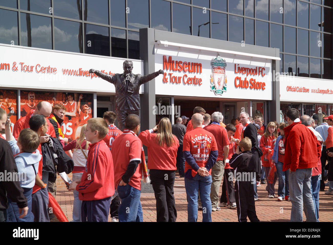 I fan di andare alla partita di Liverpool Calcio Anfield Liverpool England Foto Stock