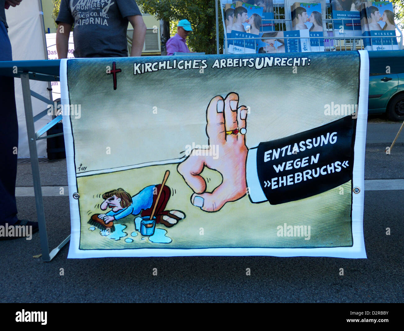Germania Monaco di Baviera Streetlife Street festival carnevale Anti-Church Anti-God Anti-Vatican poster Foto Stock