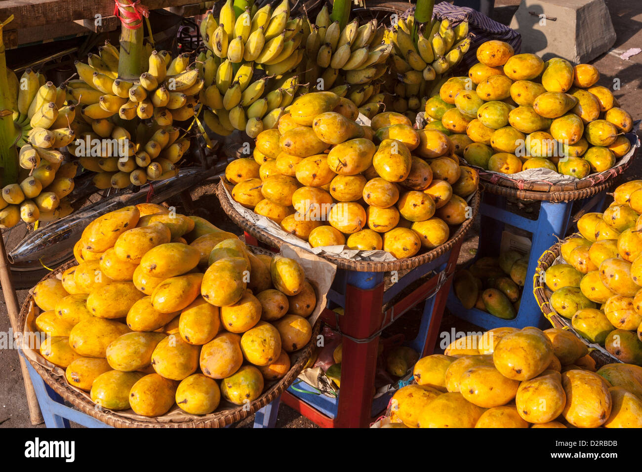 Mango e banane, il Mercato Centrale di Phnom Penh, Cambogia, Indocina, Asia sud-orientale, Asia Foto Stock