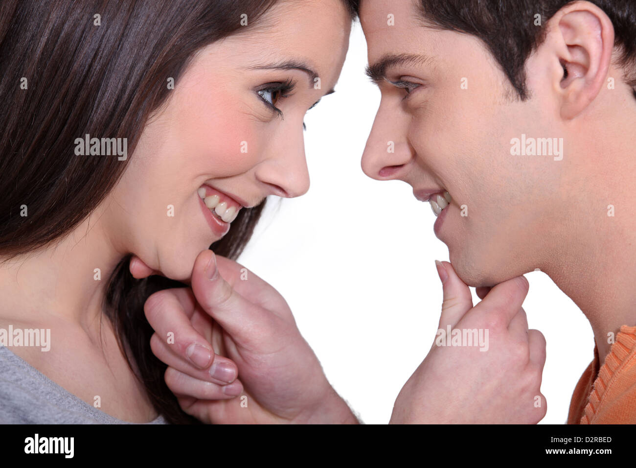 Coppia giovane guardando amorevolmente in ogni occhi dell'altro Foto Stock