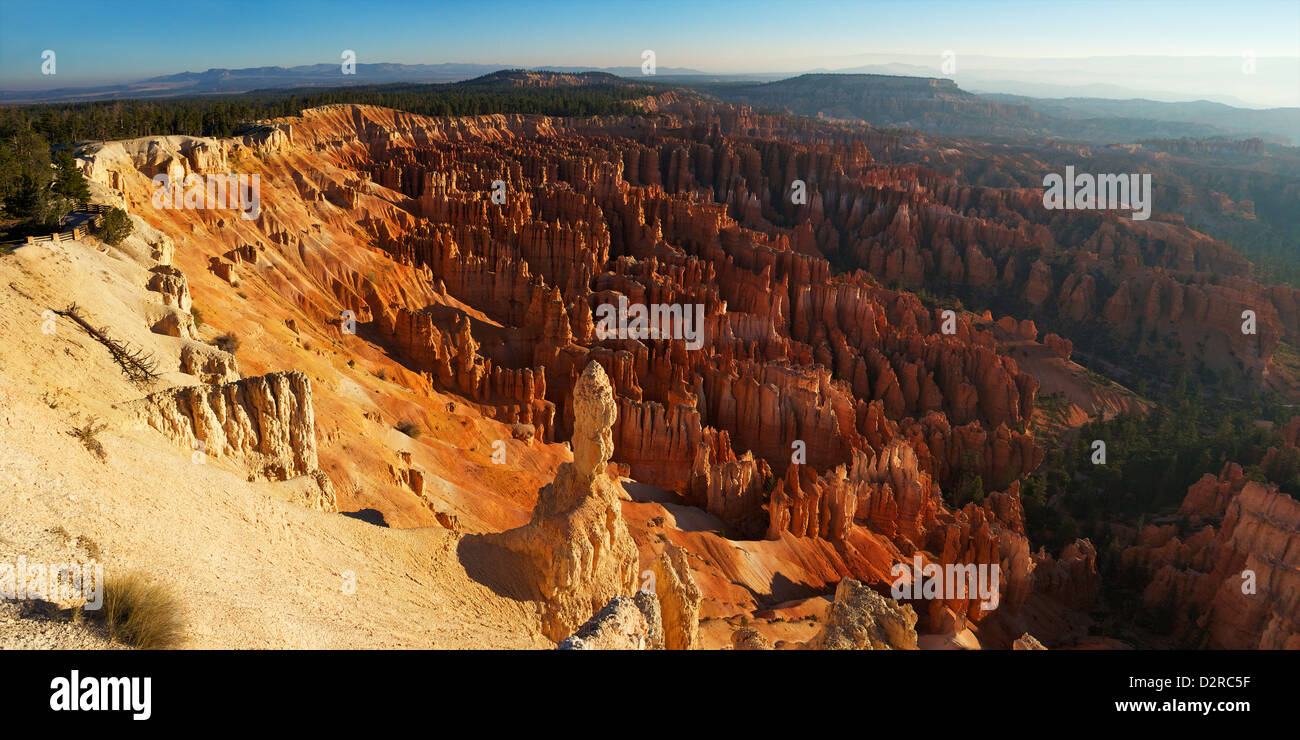 Foto panoramica di sunrise dal punto di ispirazione, Parco Nazionale di Bryce Canyon, Utah, Stati Uniti d'America, America del Nord Foto Stock