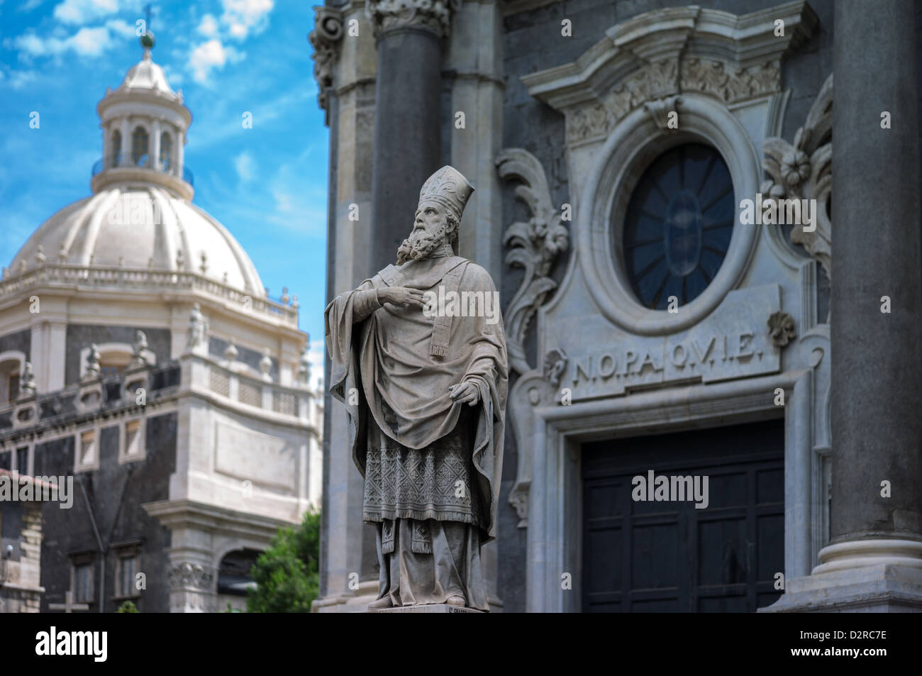 L'Italia, Sicilia, Catania, la Santa Agata cupola vista da Piazza Duomo, in primo piano una statua della Cattedrale Foto Stock