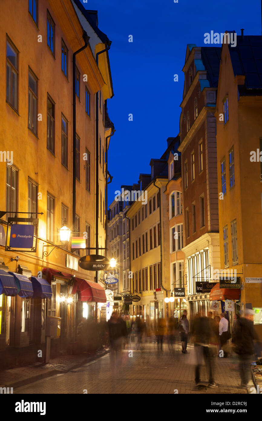 Strada trafficata al crepuscolo, Gamla Stan, Stoccolma, Svezia, Europa Foto Stock