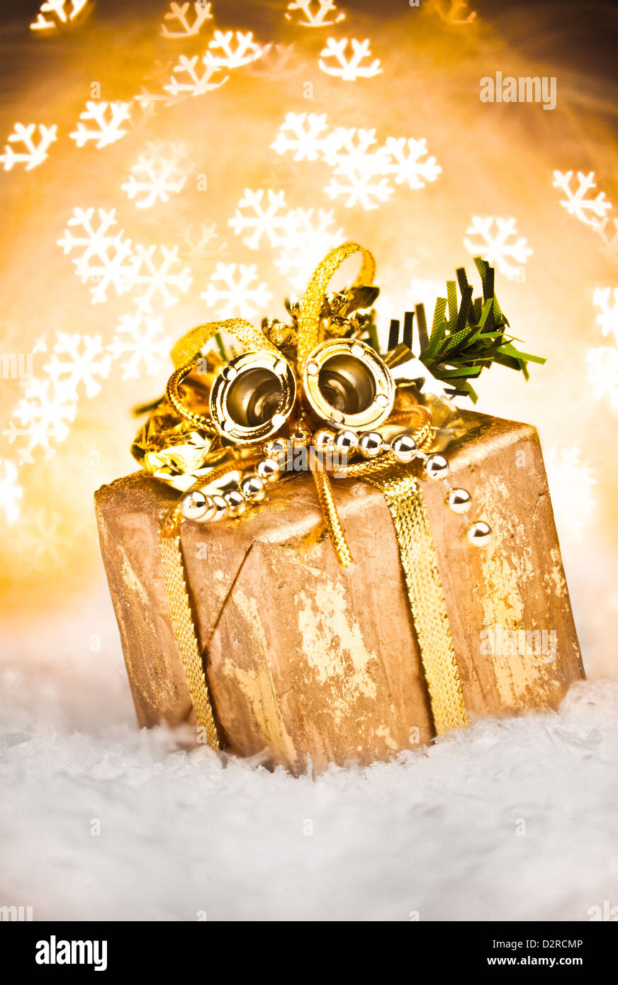 Regalo di natale con Golden Holiday sfondo. Foto Stock