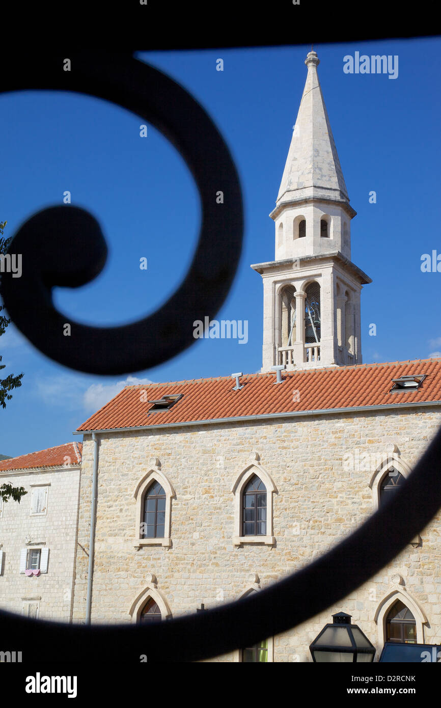 Campanile della chiesa vista attraverso ringhiere in ferro battuto della Città Vecchia, Bidva, Montenegro, Europa Foto Stock