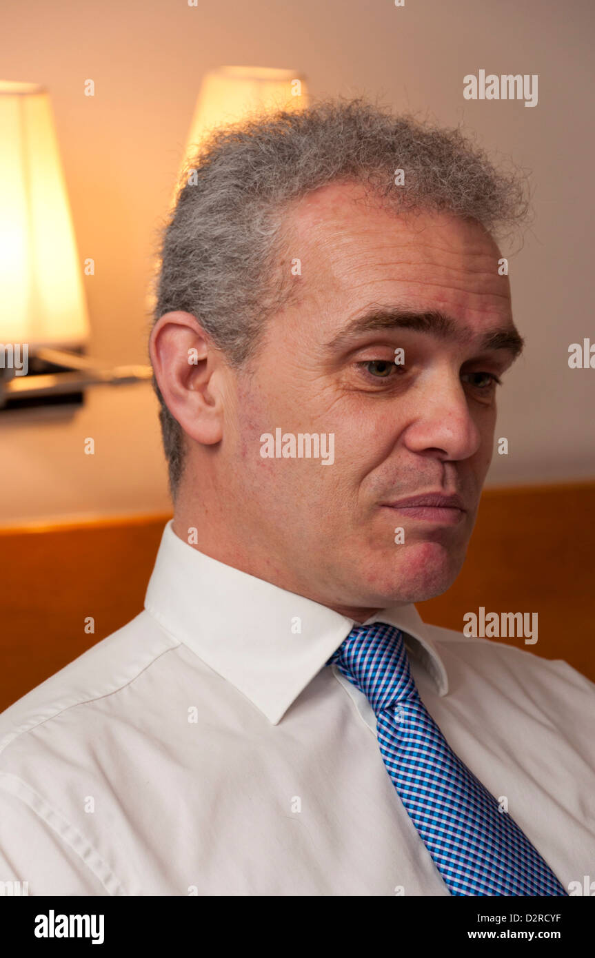 Uomo d'affari alla ricerca in questione e cupa. Foto Stock