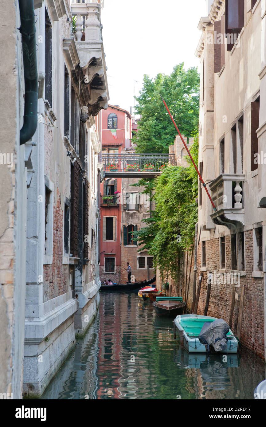 Fotografia a colori dei gondolieri a Venezia, Italia Foto Stock