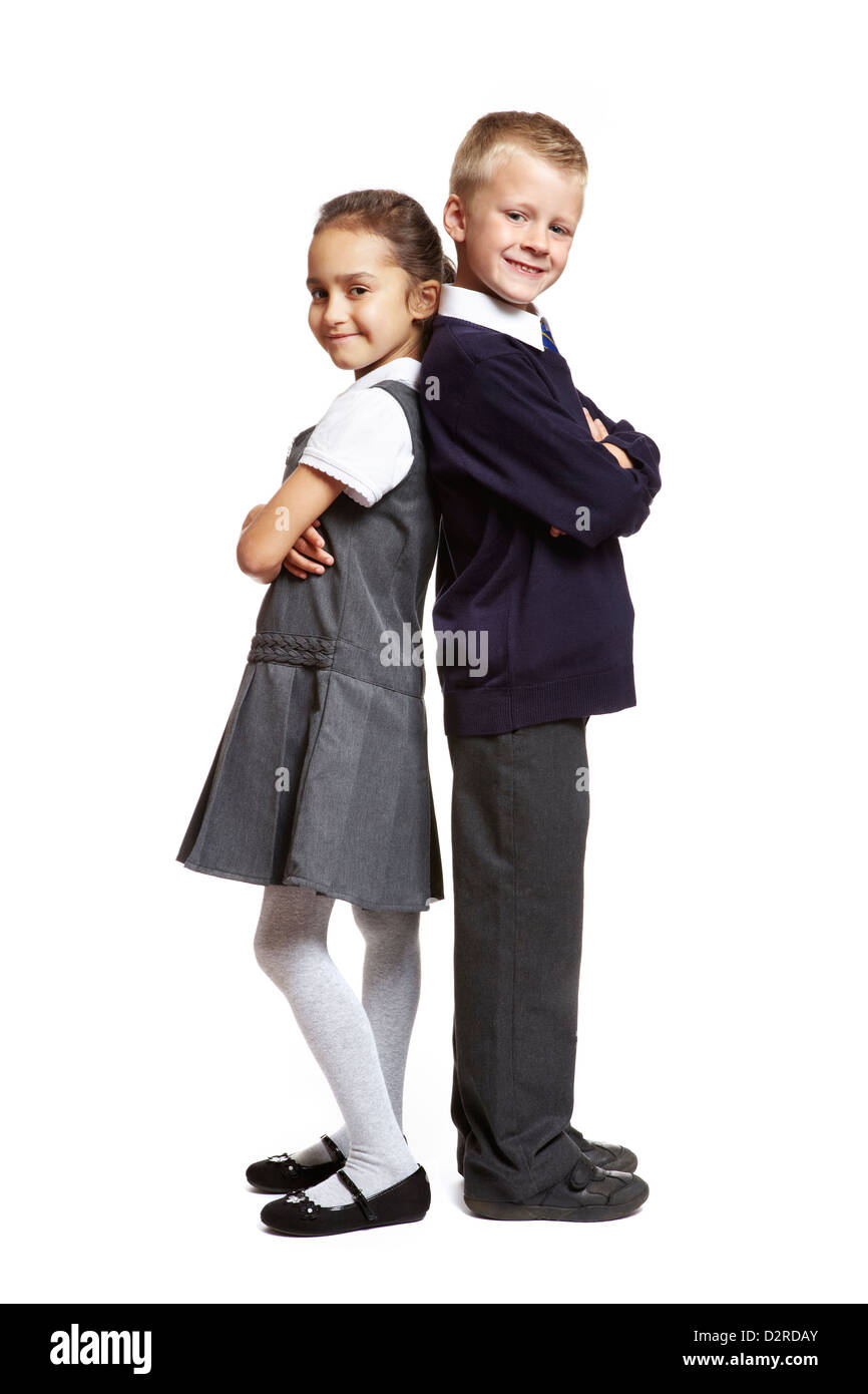 8 anni di scuola un ragazzo e una ragazza pricked indietro torna su sfondo bianco Foto Stock