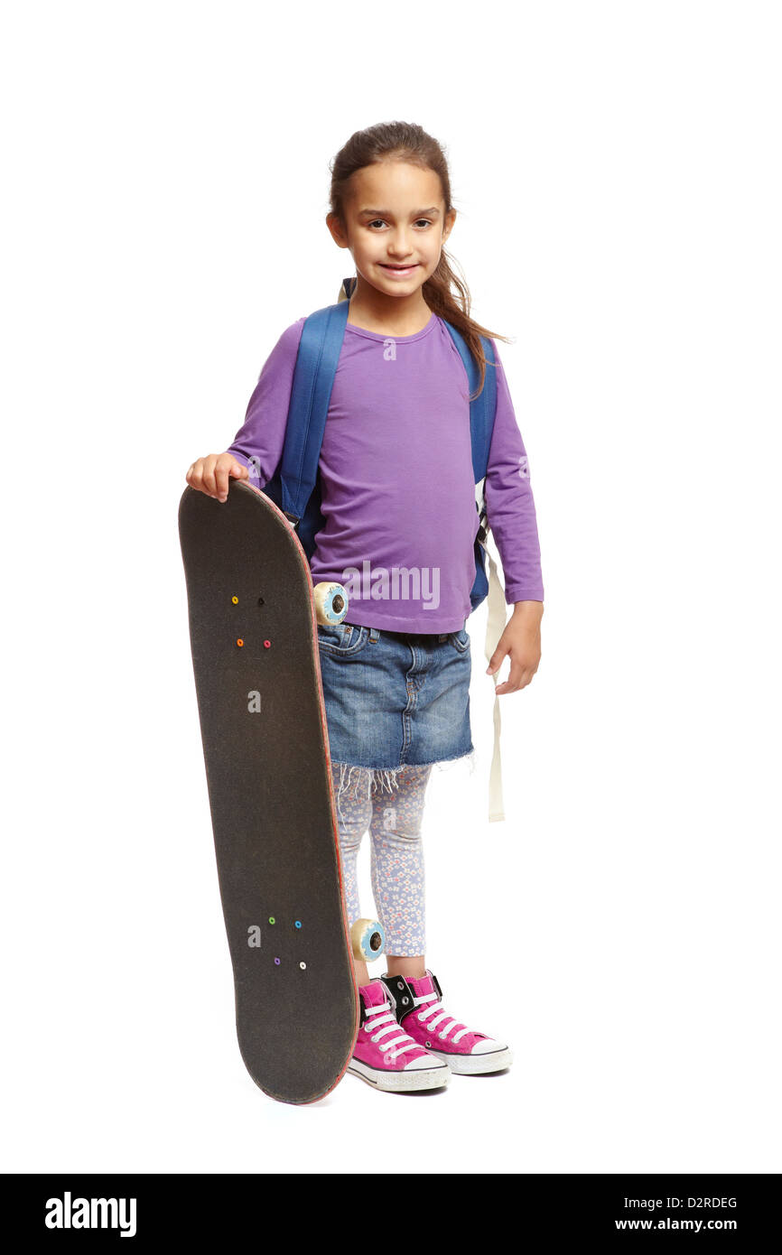 8 anni di scuola vecchia ragazza con lo skateboard e zaino su sfondo bianco Foto Stock
