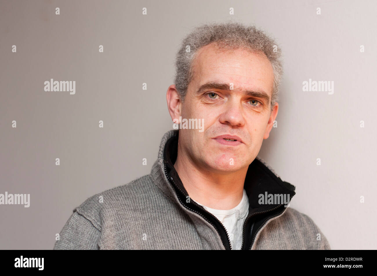 Casual ritratto di uomo di mezza età con i capelli grigi Foto Stock