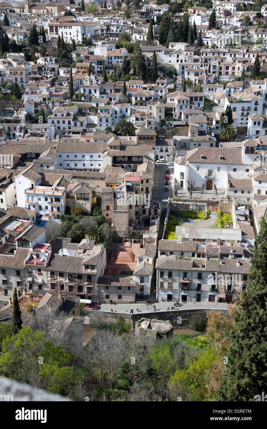 La città di Granada e il suo stile architettonico mediterraneo, visto dalla elevata vantage point dell'Alhambra Andalucia Spagna Foto Stock