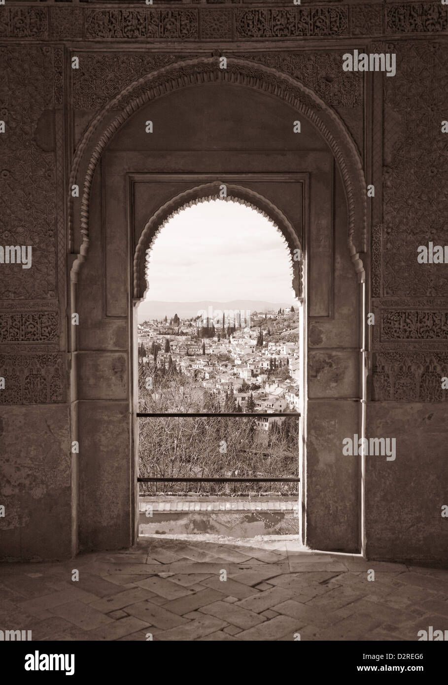 La città di Granada e la El Abaicin area della città osservata attraverso un stile moresco porta nell'Alhambra Andalucia Spagna Foto Stock