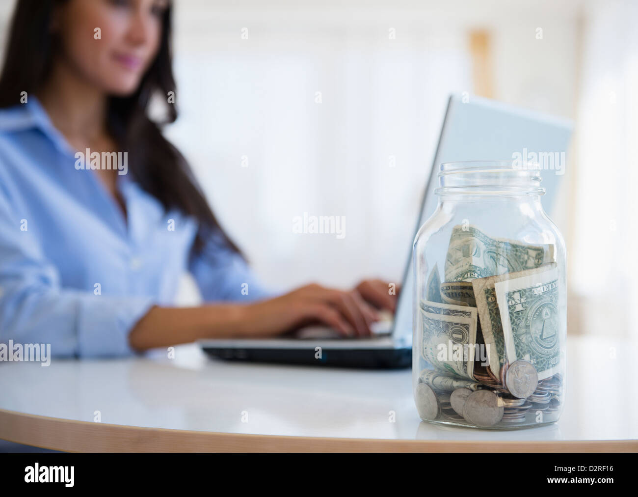 Imprenditrice caucasici con vaso di punta Foto Stock