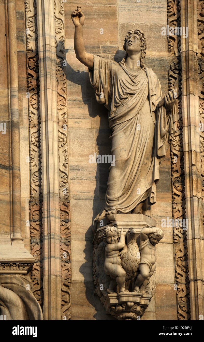 L'Italia. Milano. Cattedrale. Gotico. Il XIV secolo. Giovanni Evangelista. La scultura. La facciata ovest. Foto Stock