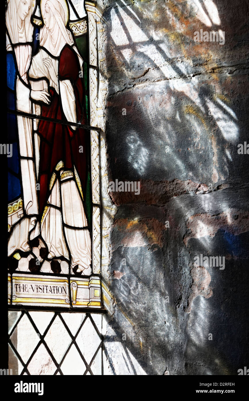 Il sole splende attraverso una finestra di vetro colorato nel chiostro della Cattedrale di Chester Foto Stock