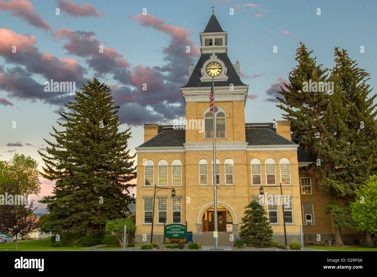 La Beaverhead County Courthouse al tramonto nel centro cittadino di Dillon, Montana, USA Foto Stock